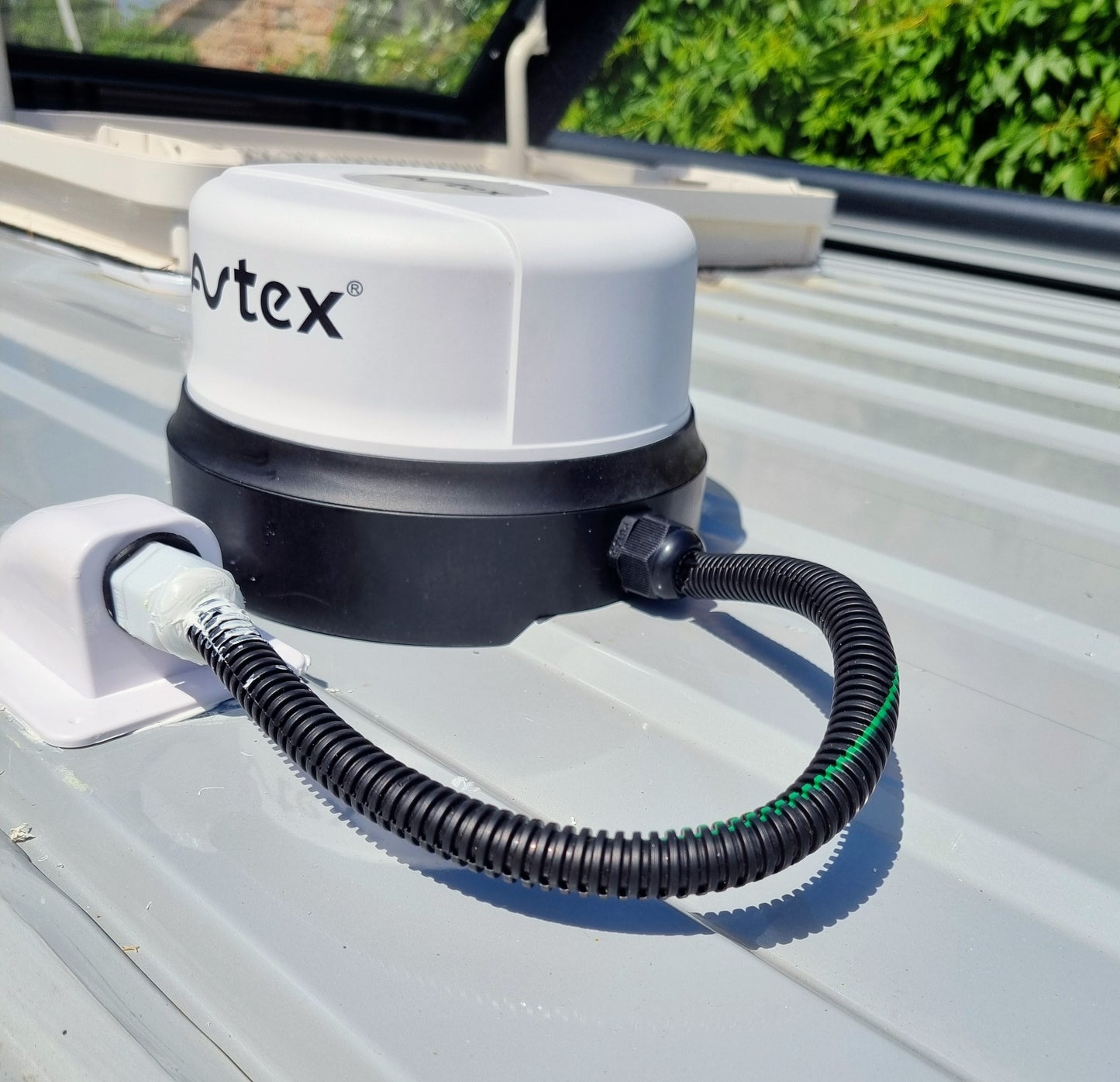 Base de fixation fourgon pour antenne 5G AVTEX